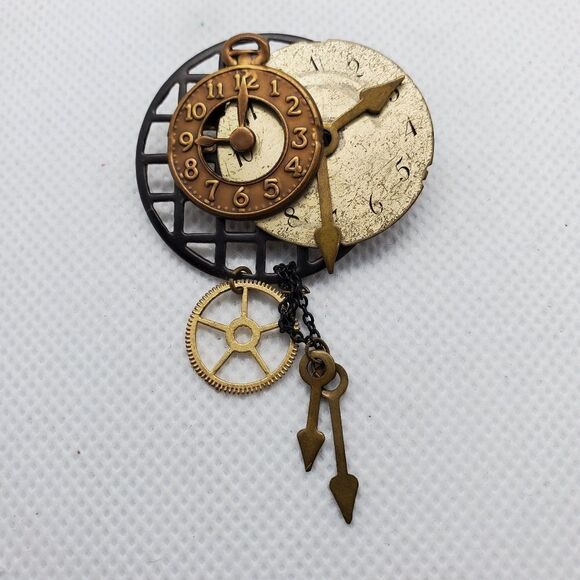 Steampunk Clock & Gear Brooch - Picture 2 of 3